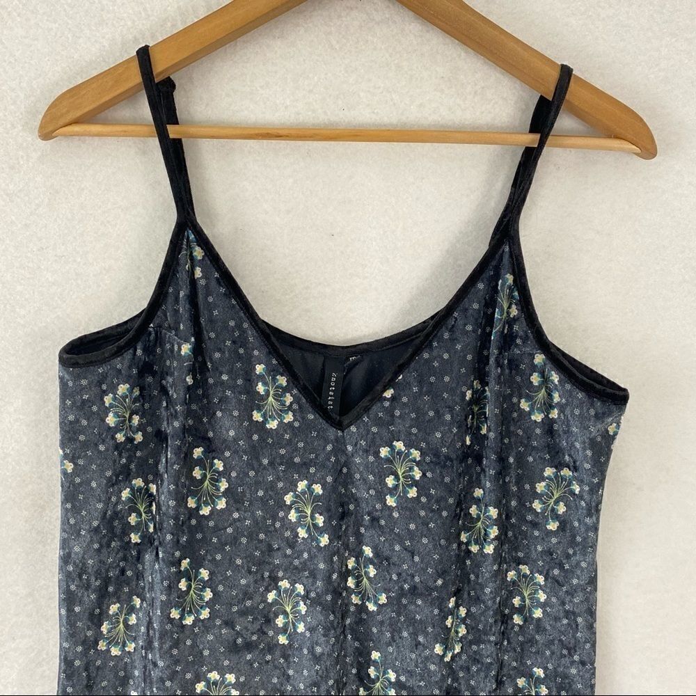 Knot Sisters Patsy Velvet Floral Dress - Picture 5 of 10